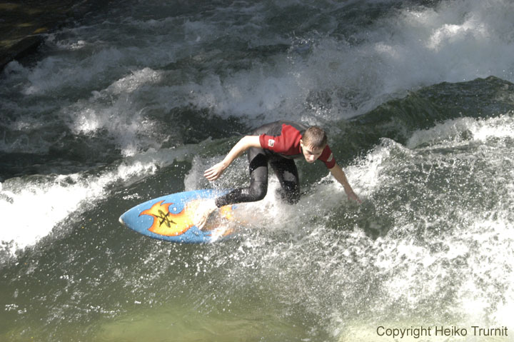 Eisbach_Surfer-1