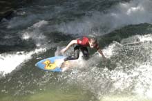 Eisbach_Surfer-1