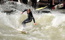 Eisbach_Surfer-2