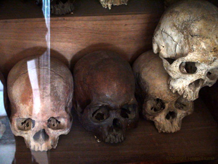 Skulls_at_Toul_Sieng