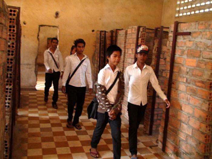 Students_at_Genocide_Museum 