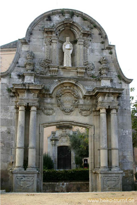 Portal vor dem Kloster San Feliu