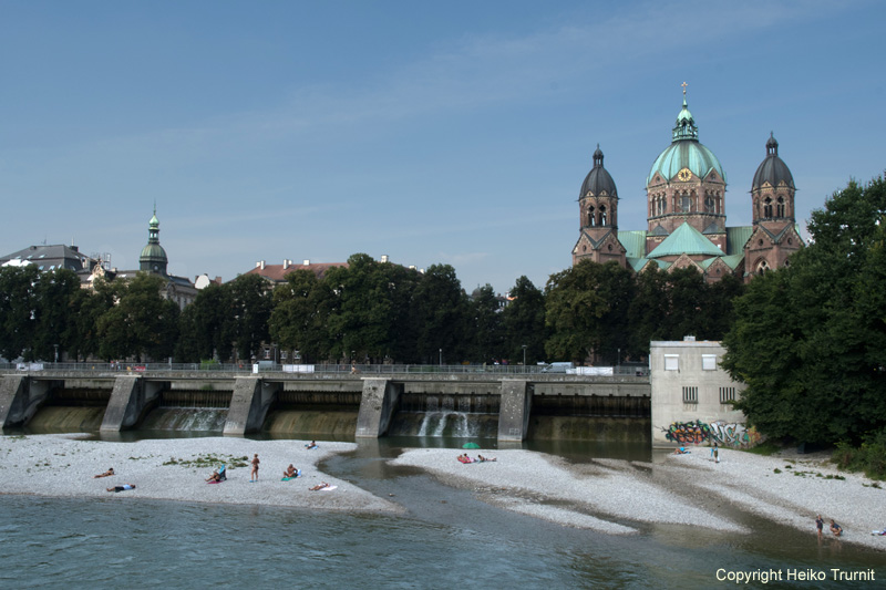 Grosses Isarwehr mit St. Lukas