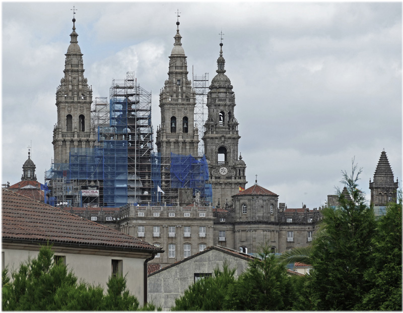 572.Annaeherung an Jakobs-Kathedrale in Santiago