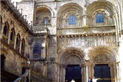 23.35.Seitenportrale Kathedrale Santiago de Compostela